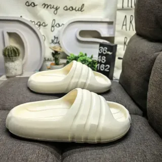 Adidas Yeezy Slide অফ-হোয়াইট স্লিপার