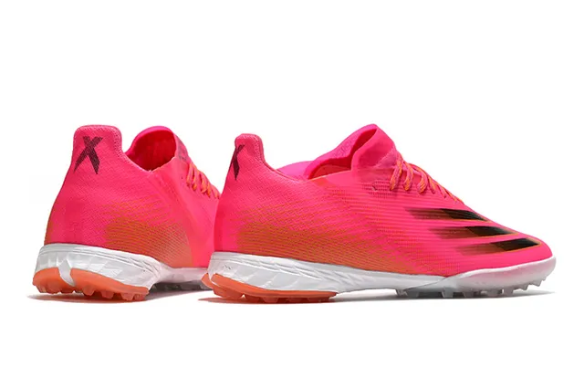 Adidas Chaussures de football jaune noir avec upper en knit, lacets asymétriques et gazon artificiel 12