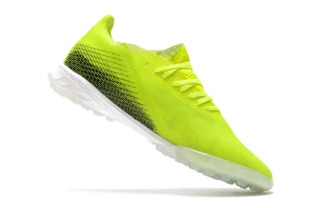 Adidas Chaussures de football jaune noir avec upper en knit, lacets asymétriques et gazon artificiel 16