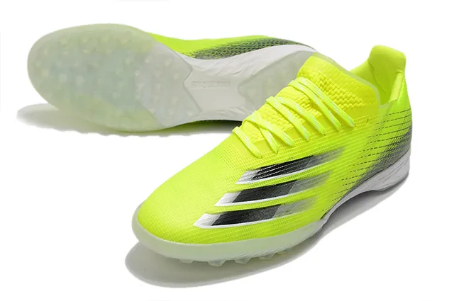 Adidas Chaussures de football jaune noir avec upper en knit, lacets asymétriques et gazon artificiel 18