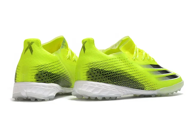 Adidas Chaussures de football jaune noir avec upper en knit, lacets asymétriques et gazon artificiel 19
