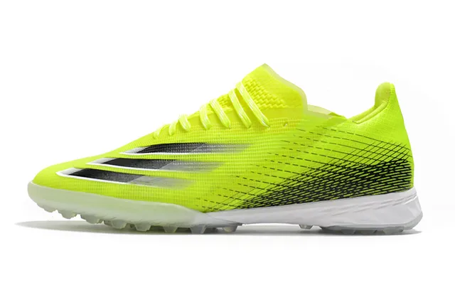 Adidas Chaussures de football jaune noir avec upper en knit, lacets asymétriques et gazon artificiel 21