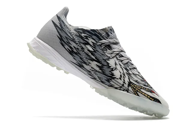 Adidas Chaussures de football jaune noir avec upper en knit, lacets asymétriques et gazon artificiel 22