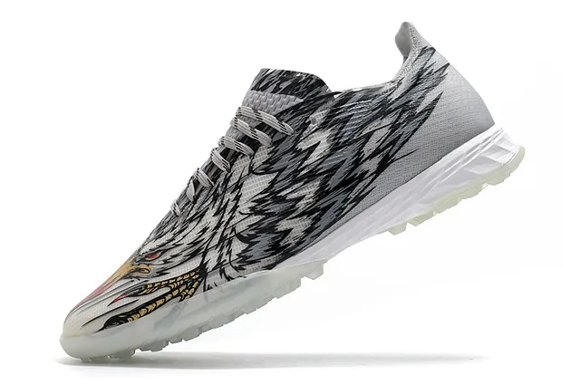 Adidas Chaussures de football jaune noir avec upper en knit, lacets asymétriques et gazon artificiel 23