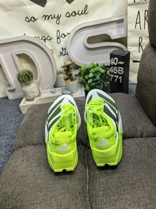 Adidas Jaune Noir Néon Vert Lime Acento Panneaux latéraux perforés Chaussures de course 8