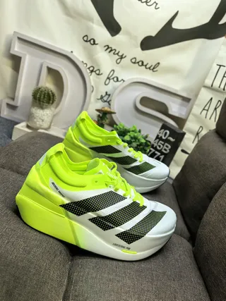 Adidas Jaune Noir Néon Vert Lime Acento Panneaux latéraux perforés Chaussures de course 9