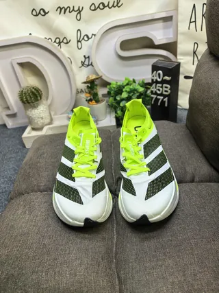 Adidas Jaune Noir Néon Vert Lime Acento Panneaux latéraux perforés Chaussures de course 10
