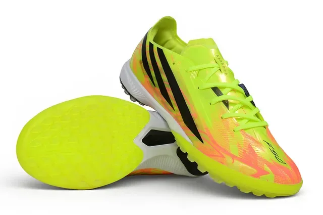 Adidas tênis de futebol Turf com upper amarelo laranja neón e branding de três listras pretas 2