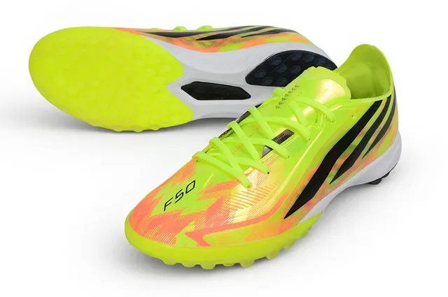Adidas tênis de futebol Turf com upper amarelo laranja neón e branding de três listras pretas 3
