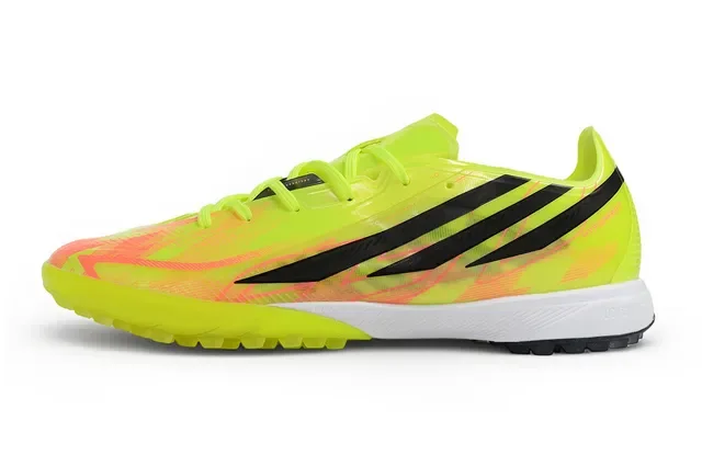 Adidas tênis de futebol Turf com upper amarelo laranja neón e branding de três listras pretas 4