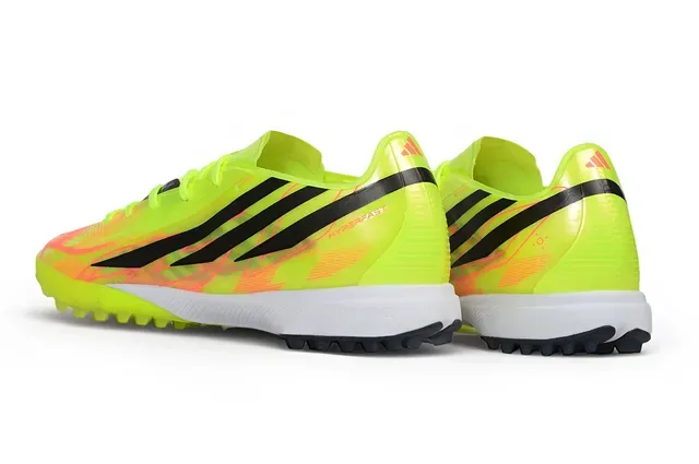 Adidas tênis de futebol Turf com upper amarelo laranja neón e branding de três listras pretas 5