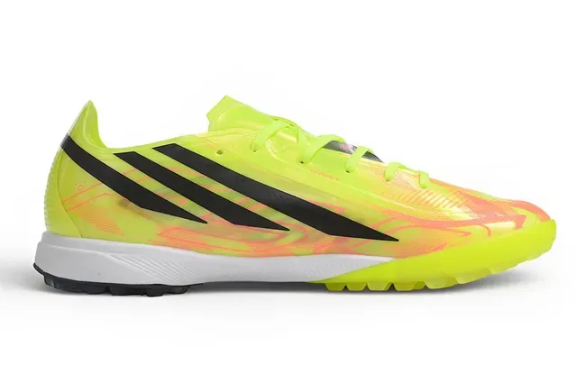 Adidas tênis de futebol Turf com upper amarelo laranja neón e branding de três listras pretas 6
