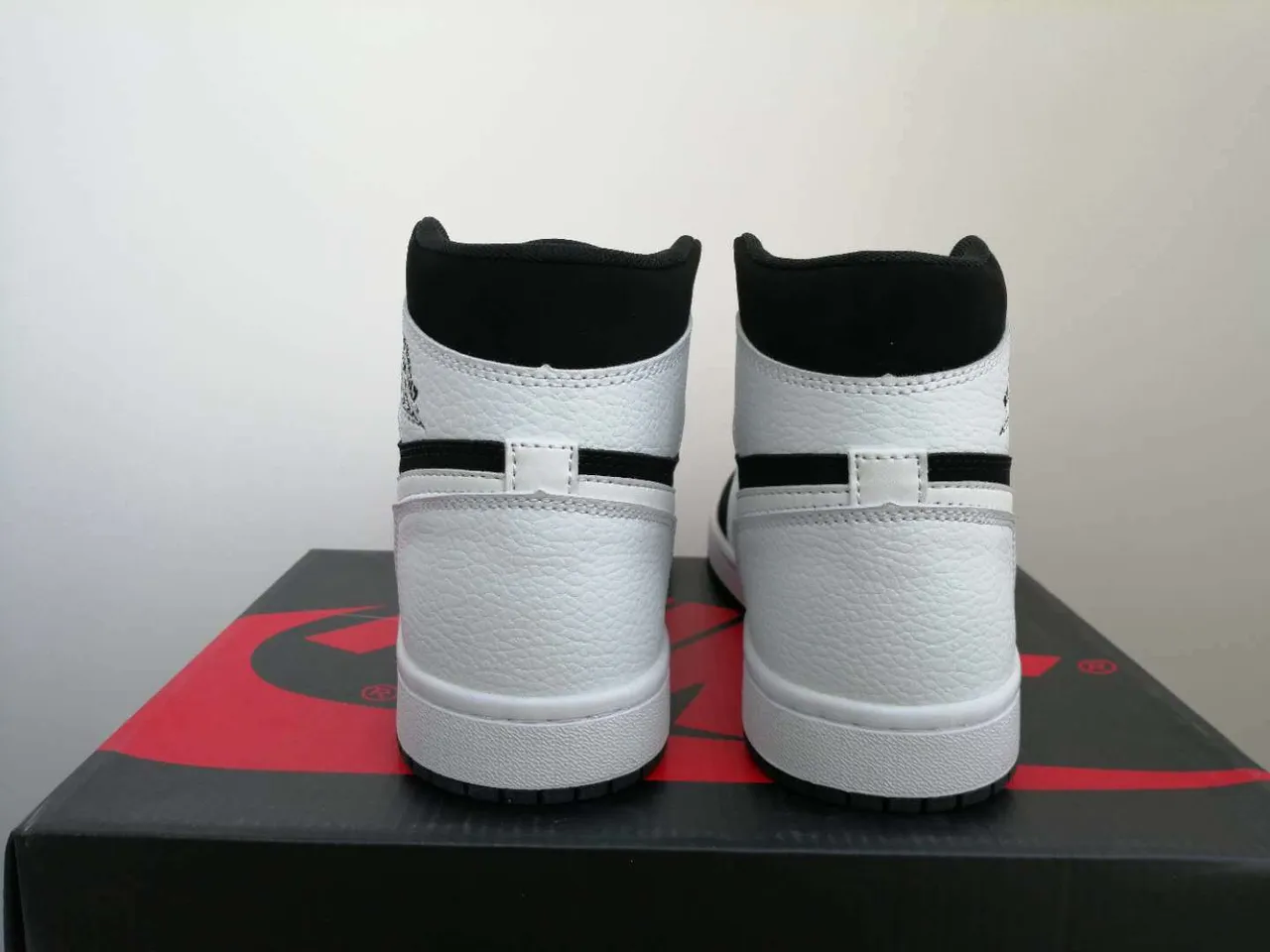 Air Jordan 1 Black White High-Top Basketball Shoes 6