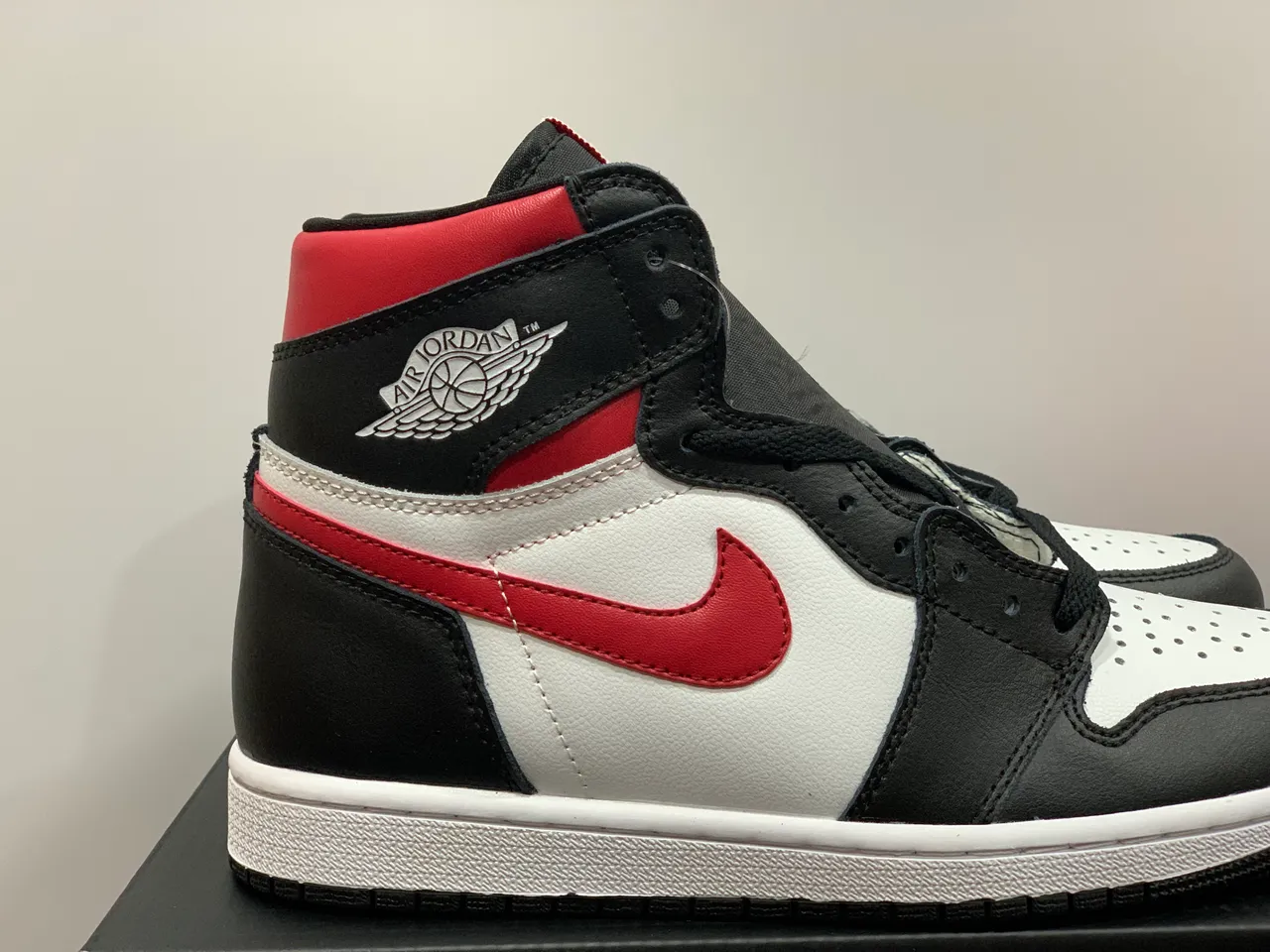 Air Jordan 1 Black White Red Basketball Shoes 4