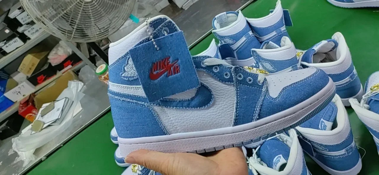 Air Jordan 1 Chaussures de Basket Denim et Blanc à Lacets Hautes 3