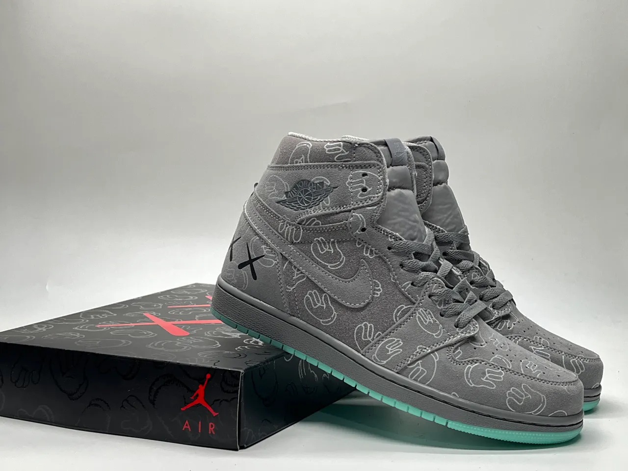 حذاء كرة السلة Air Jordan 1 High OG KAWS بنمط اليد الرمادي 2