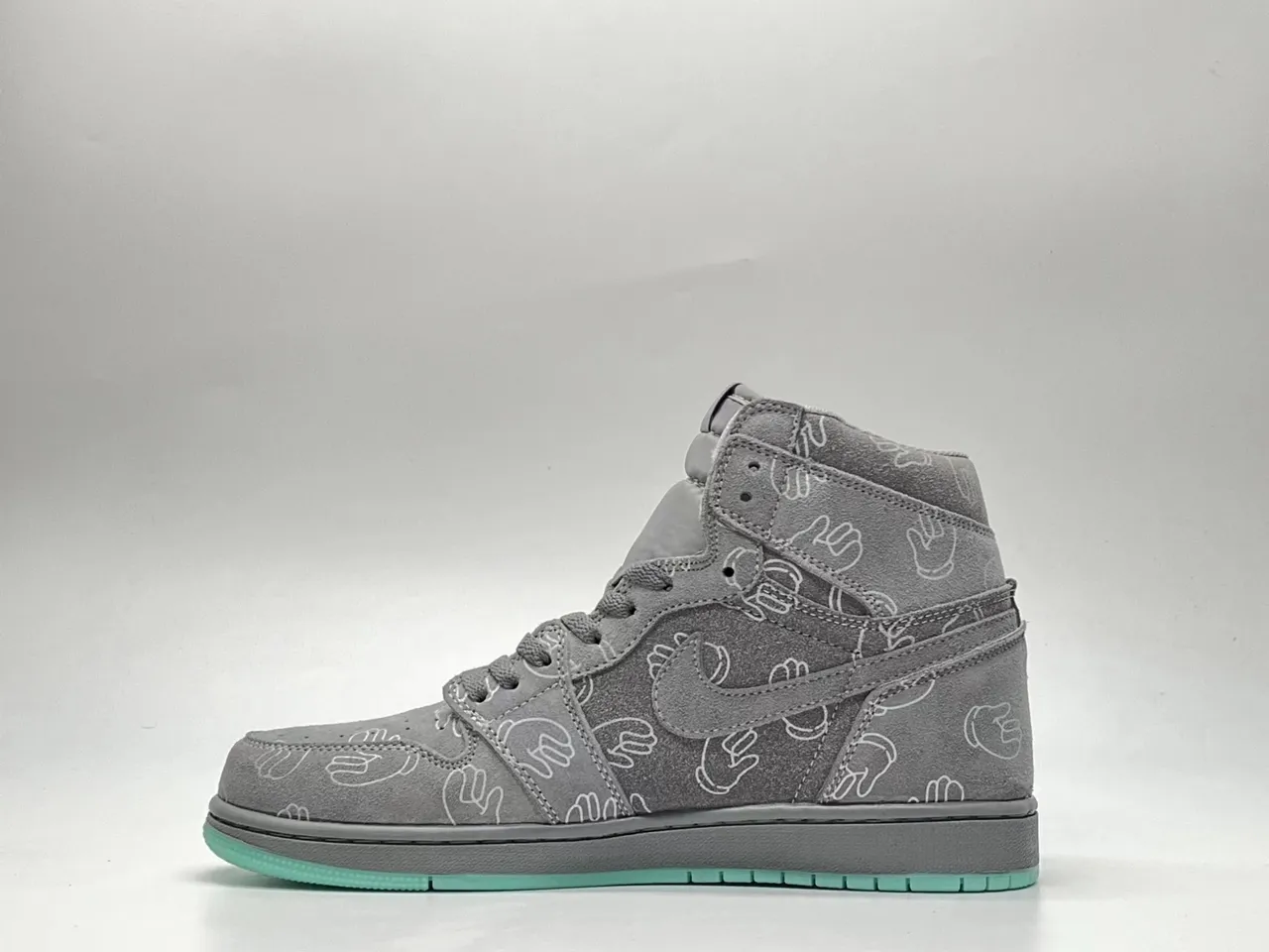 حذاء كرة السلة Air Jordan 1 High OG KAWS بنمط اليد الرمادي 3