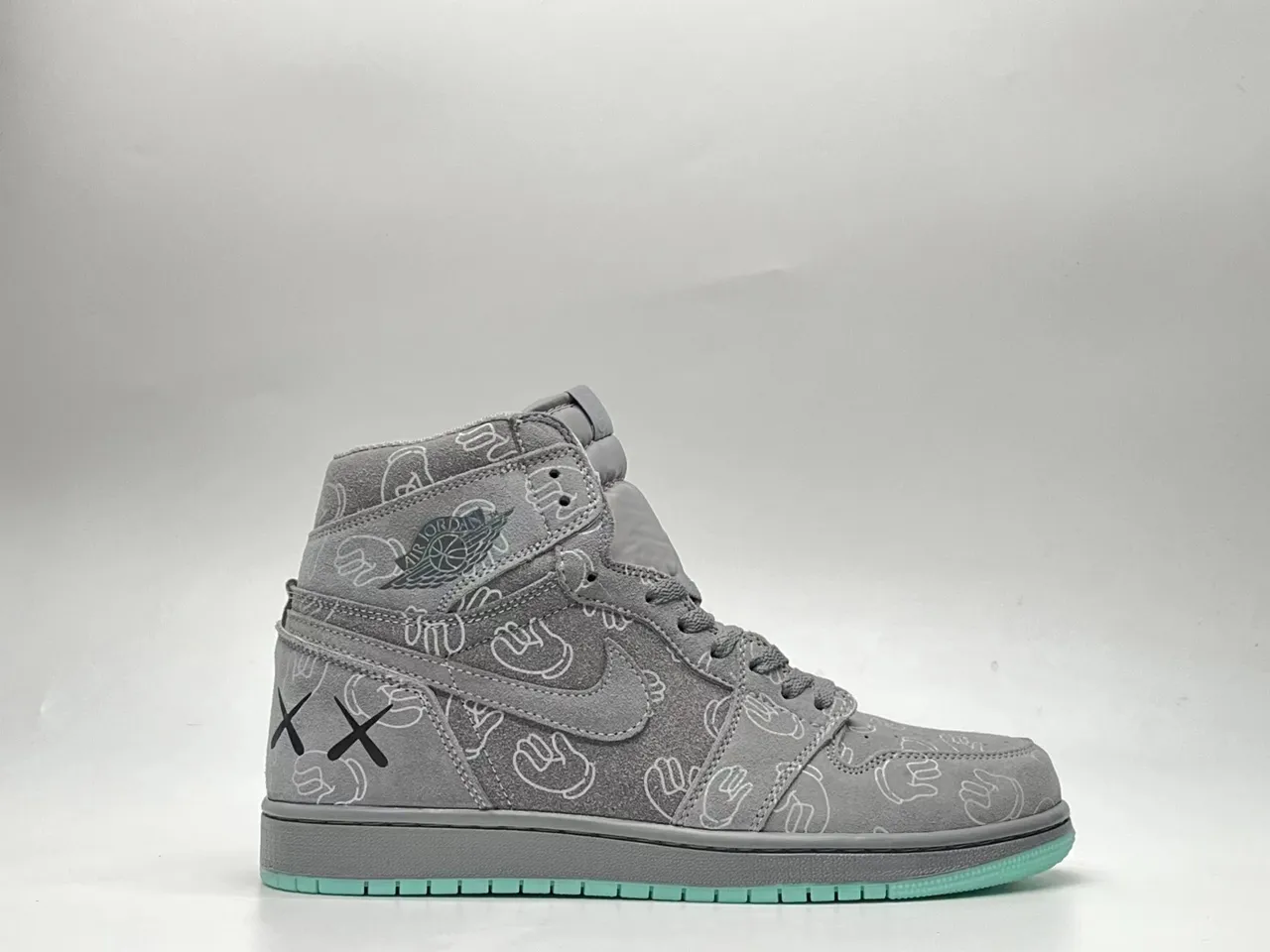 حذاء كرة السلة Air Jordan 1 High OG KAWS بنمط اليد الرمادي 4