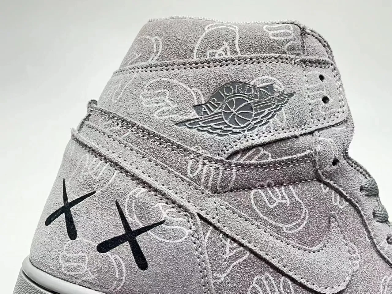 حذاء كرة السلة Air Jordan 1 High OG KAWS بنمط اليد الرمادي 5