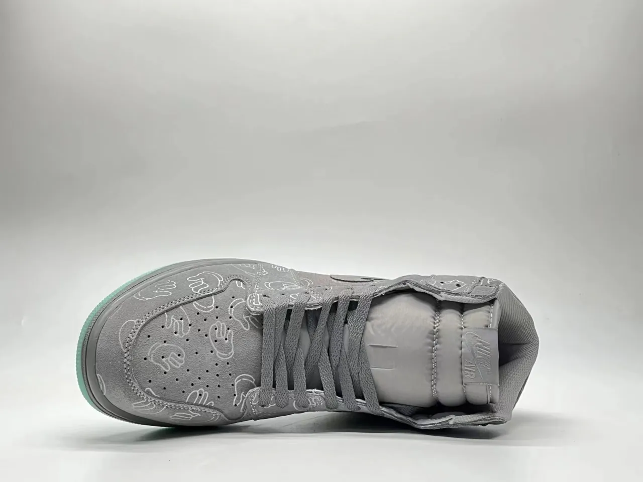 حذاء كرة السلة Air Jordan 1 High OG KAWS بنمط اليد الرمادي 6
