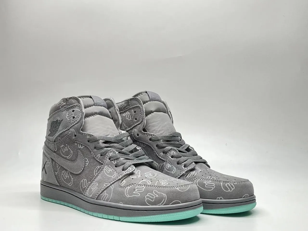 حذاء كرة السلة Air Jordan 1 High OG KAWS بنمط اليد الرمادي 7