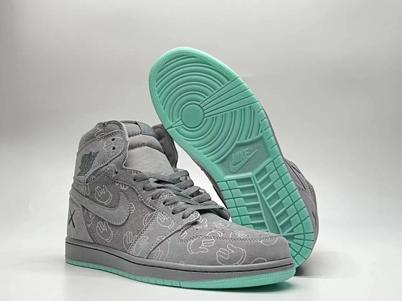 حذاء كرة السلة Air Jordan 1 High OG KAWS بنمط اليد الرمادي 8