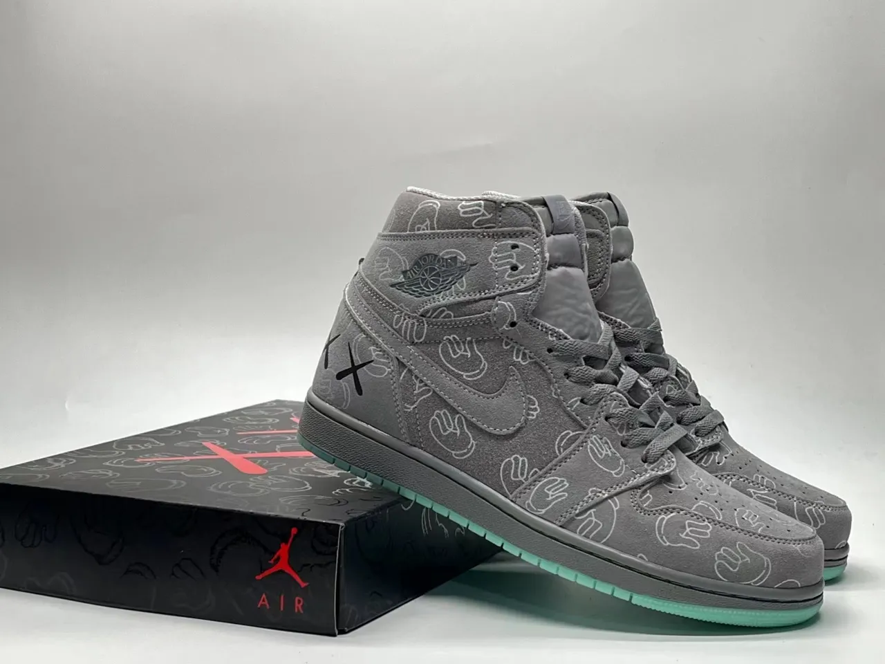 حذاء كرة السلة Air Jordan 1 High OG KAWS بنمط اليد الرمادي 9