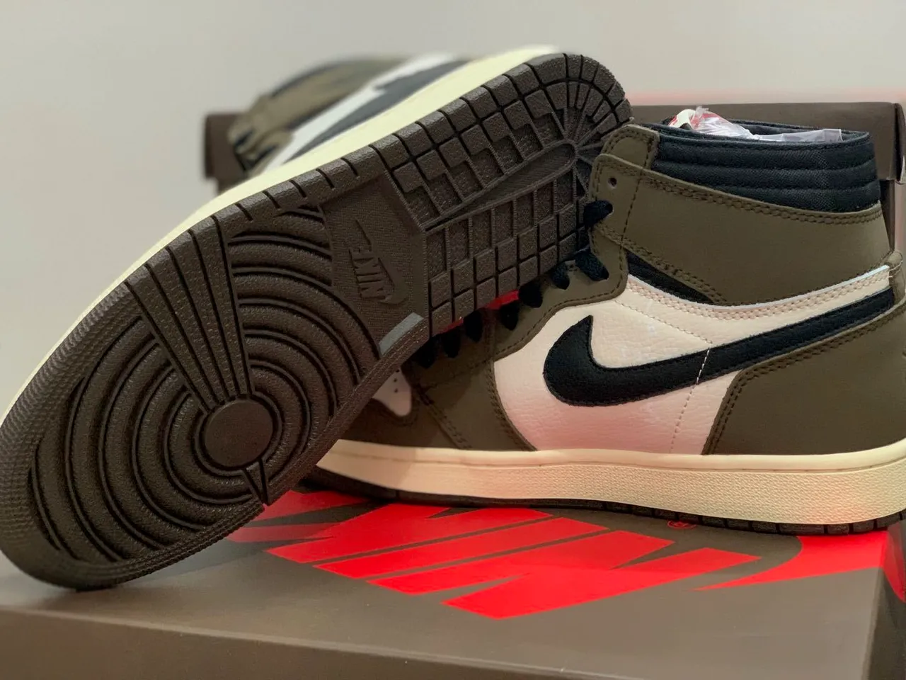 Air Jordan 1 High Olive Green White Black Basketball Shoes 2