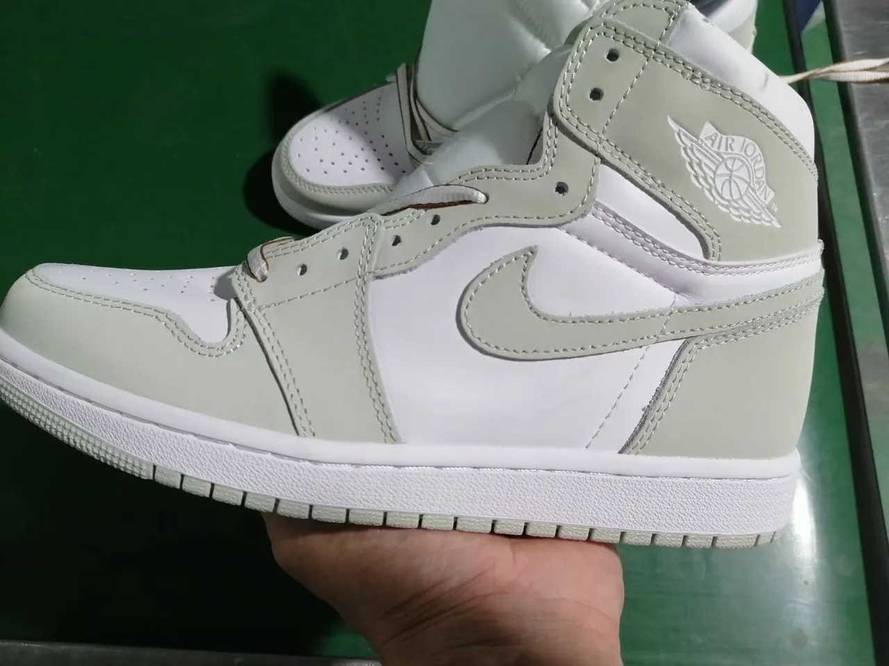Tênis de basquete Air Jordan 1 High branco e verde-sálvia 2
