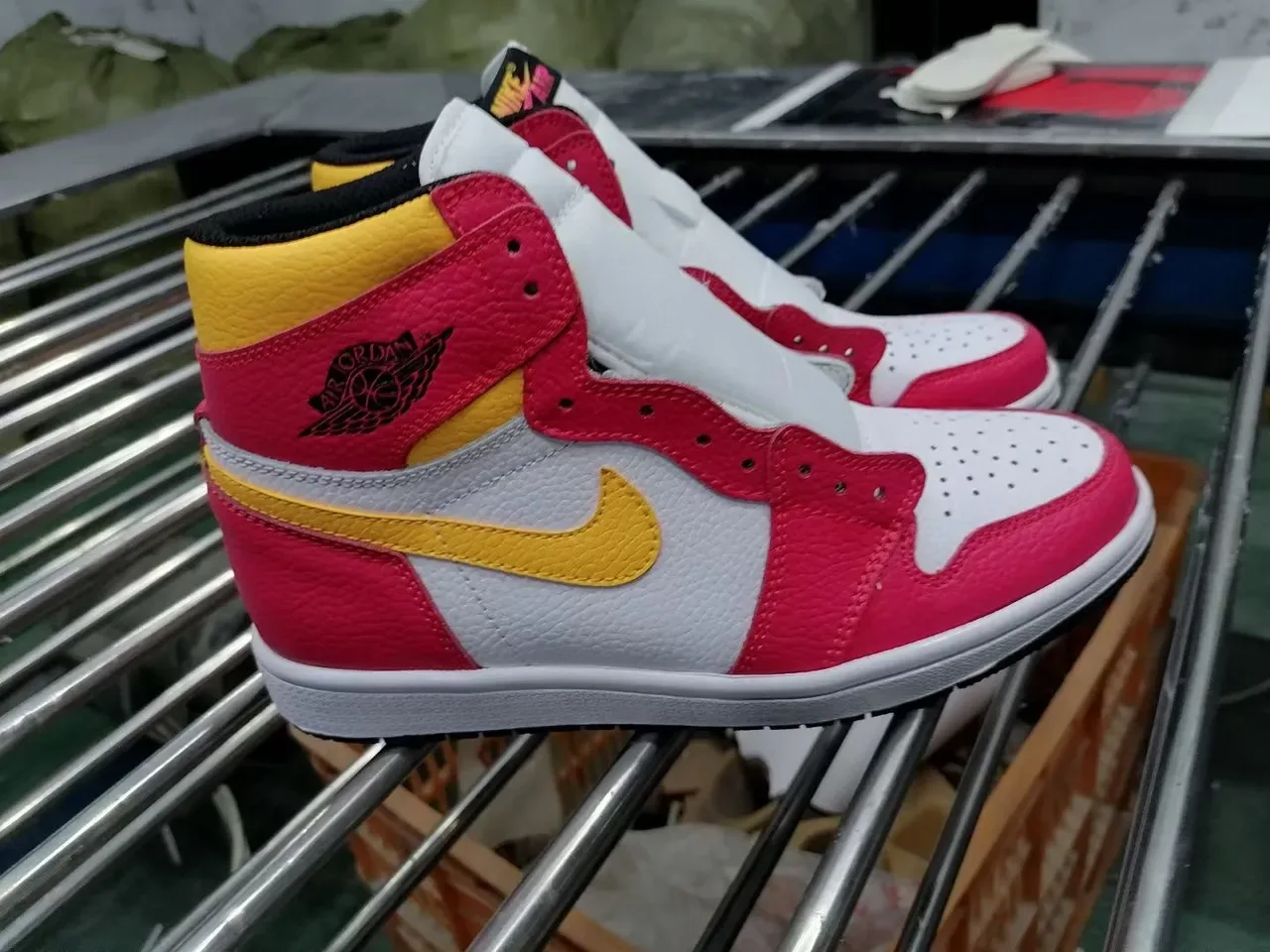 Air Jordan 1 High Blanco Rosa Amarillo Zapatos de Baloncesto 2