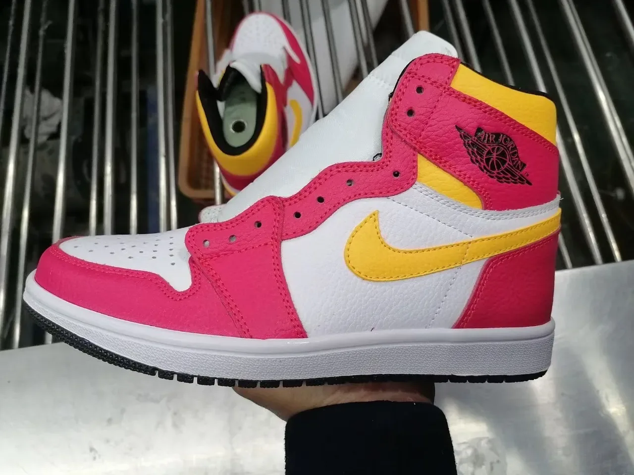 Air Jordan 1 High Blanco Rosa Amarillo Zapatos de Baloncesto 3