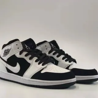 Air Jordan 1 Mid Zapatillas de Baloncesto Negras y Blancas