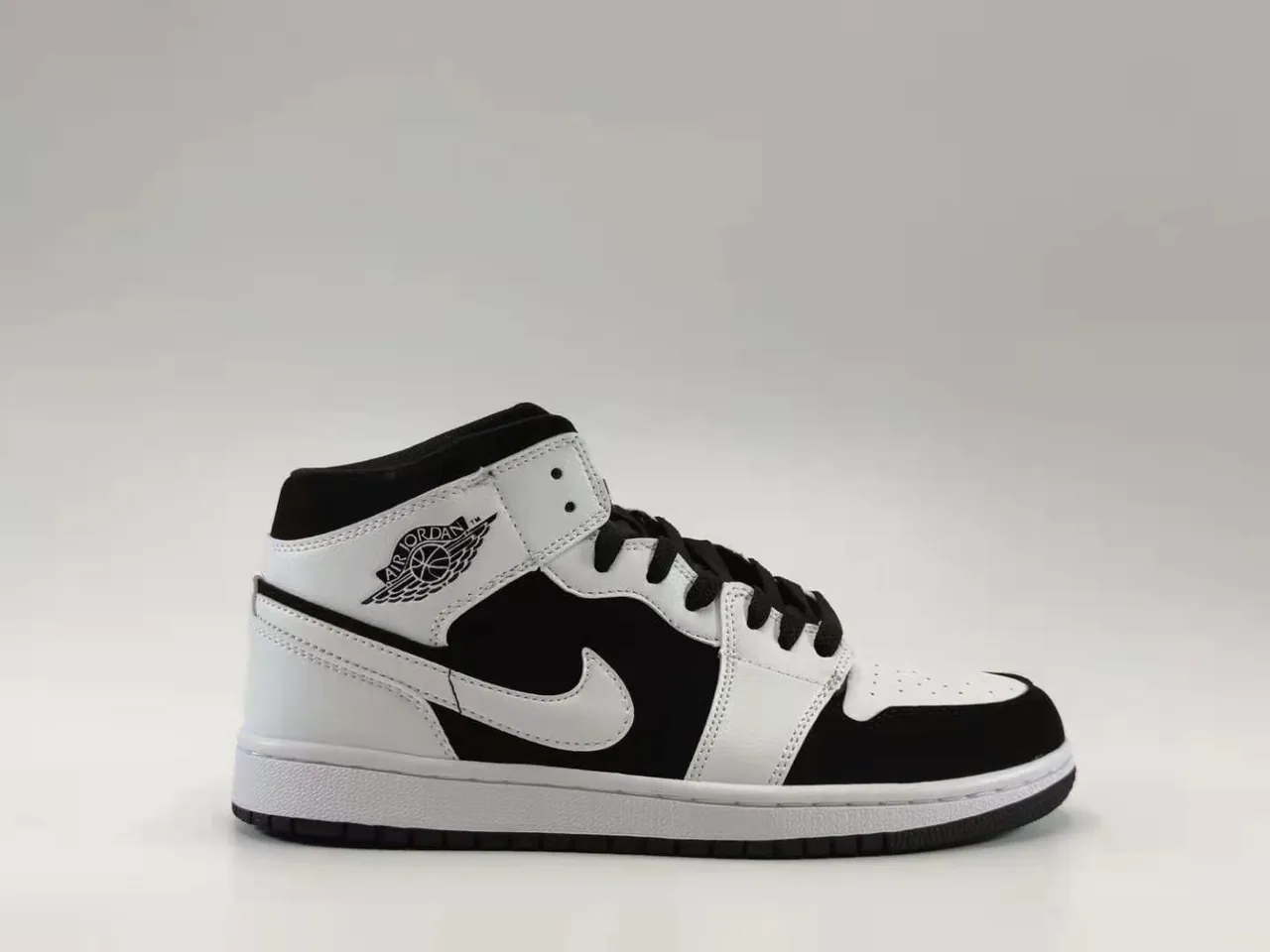 Air Jordan 1 Mid Black and White Basketball Shoes 2