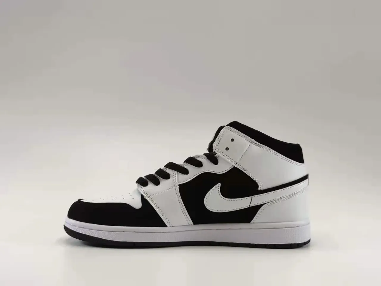 Air Jordan 1 Mid Black and White Basketball Shoes 3