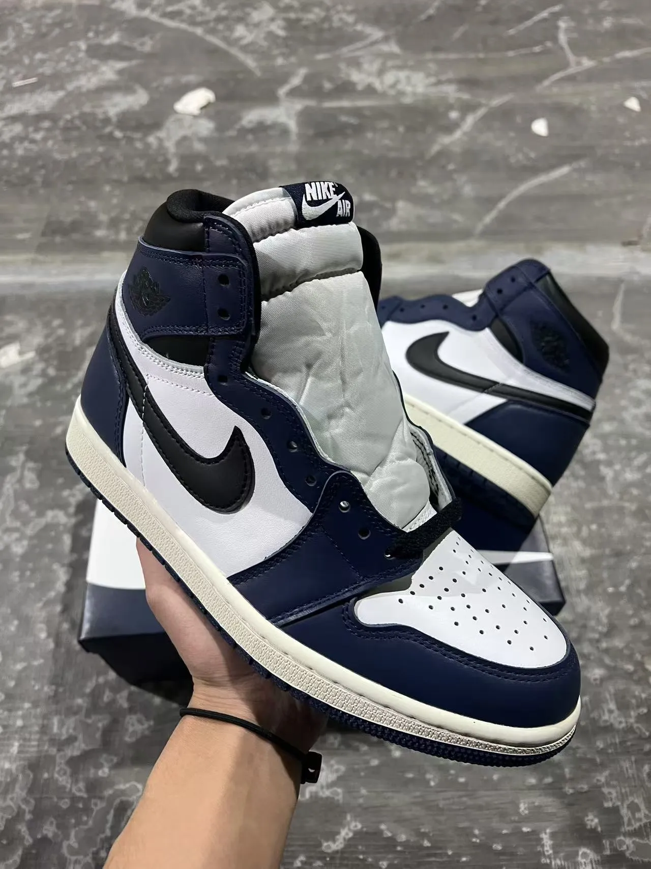 Chaussures de basketball Air Jordan 1 bleu marine, blanc et noir 2
