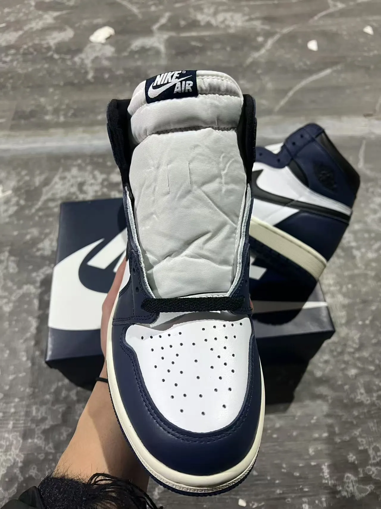Chaussures de basketball Air Jordan 1 bleu marine, blanc et noir 3
