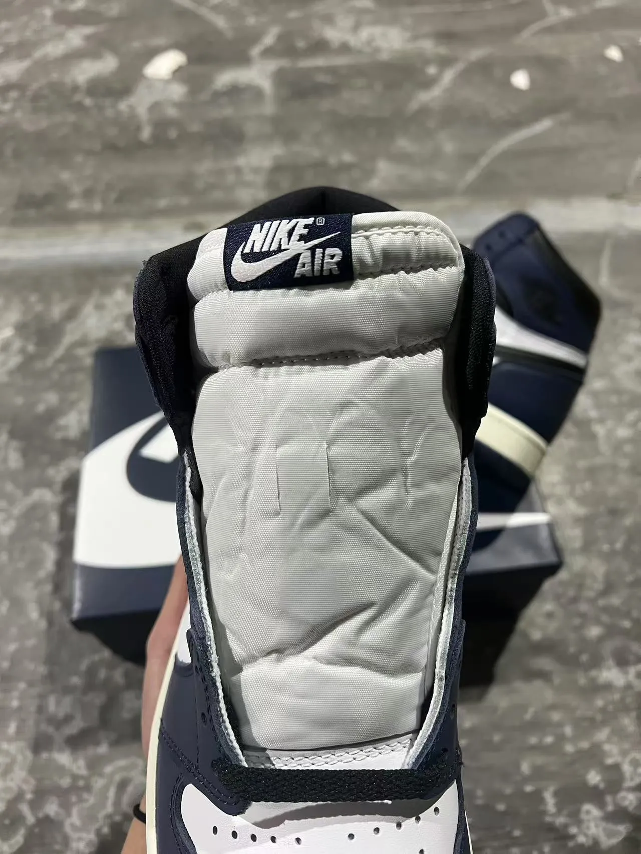 Chaussures de basketball Air Jordan 1 bleu marine, blanc et noir 4