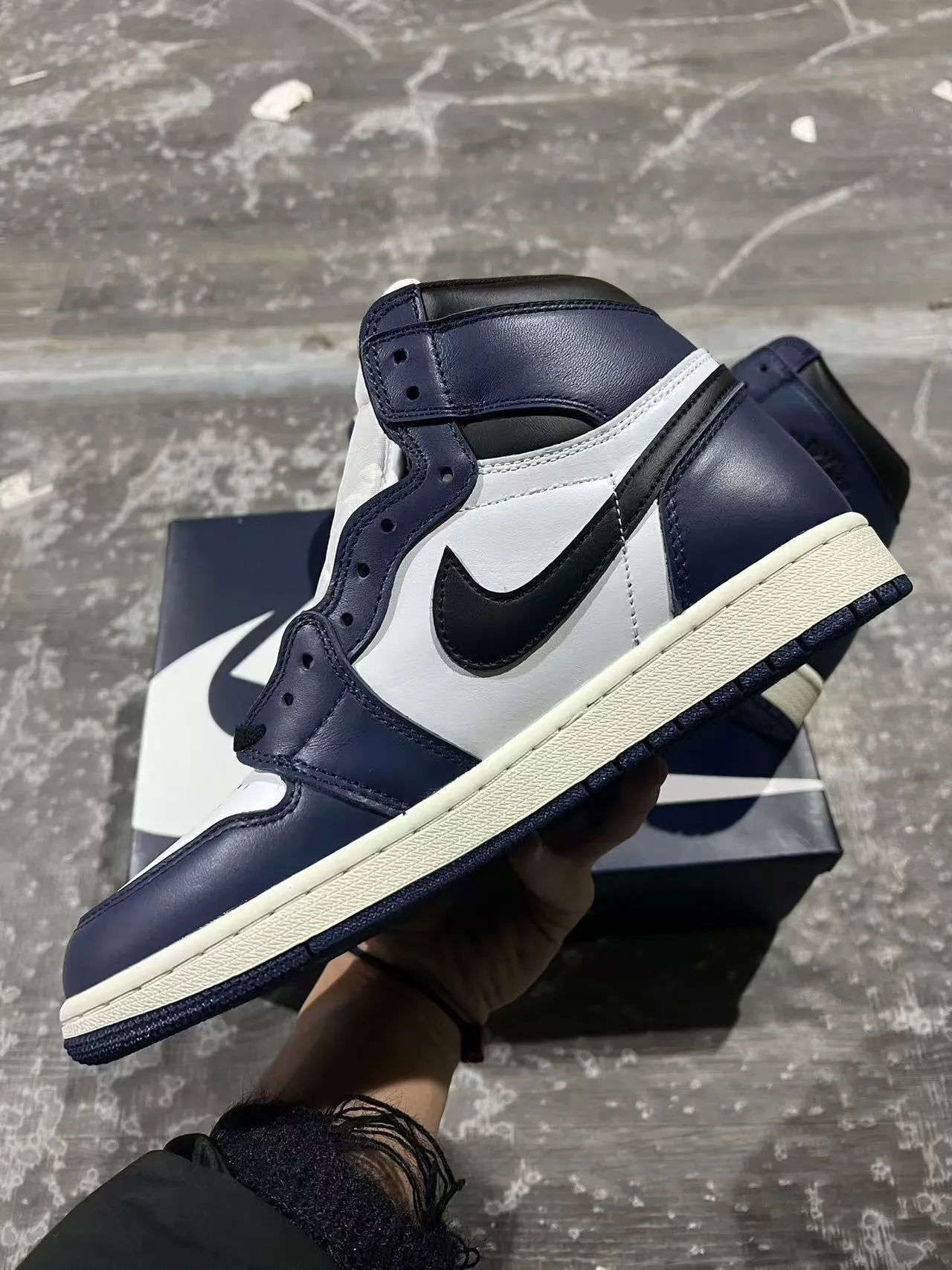 Chaussures de basketball Air Jordan 1 bleu marine, blanc et noir 5