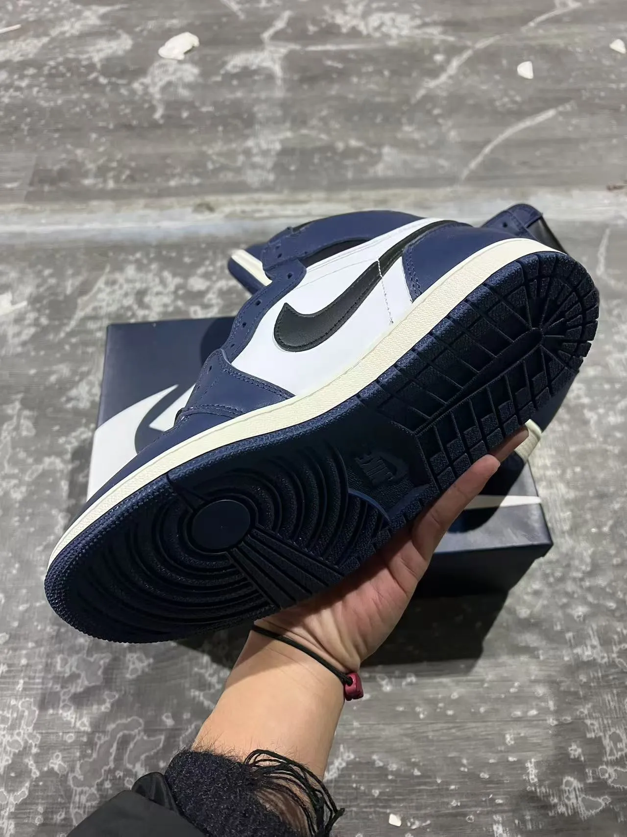 Chaussures de basketball Air Jordan 1 bleu marine, blanc et noir 6