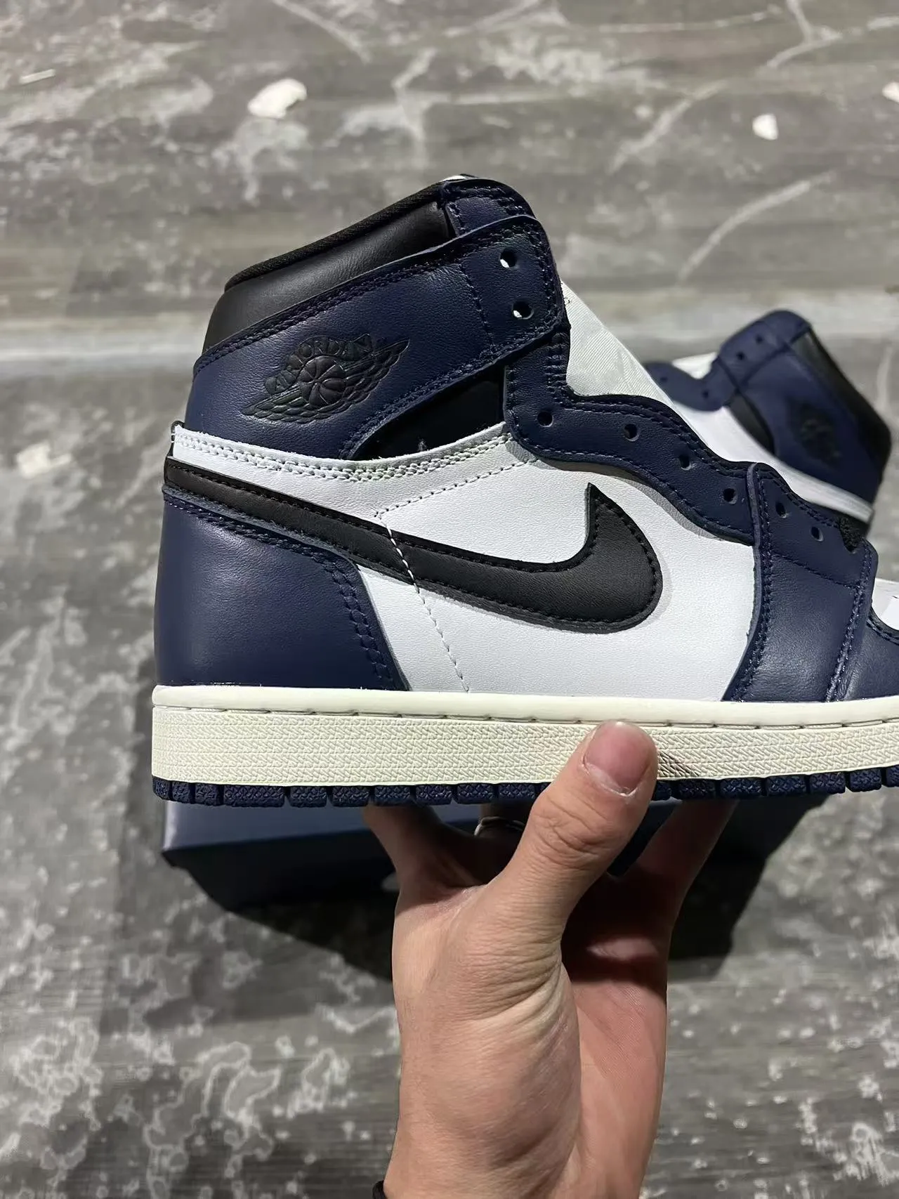 Chaussures de basketball Air Jordan 1 bleu marine, blanc et noir 7