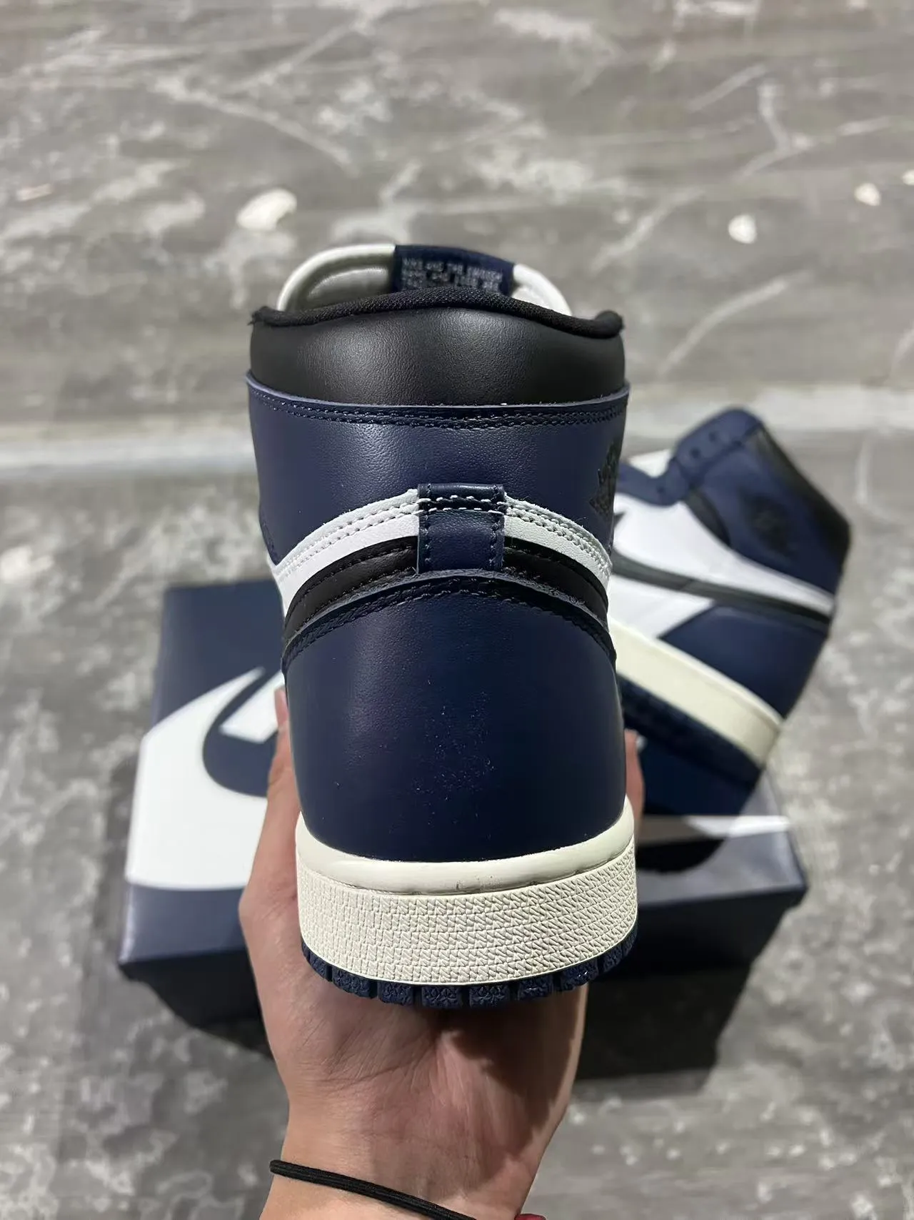 Chaussures de basketball Air Jordan 1 bleu marine, blanc et noir 8