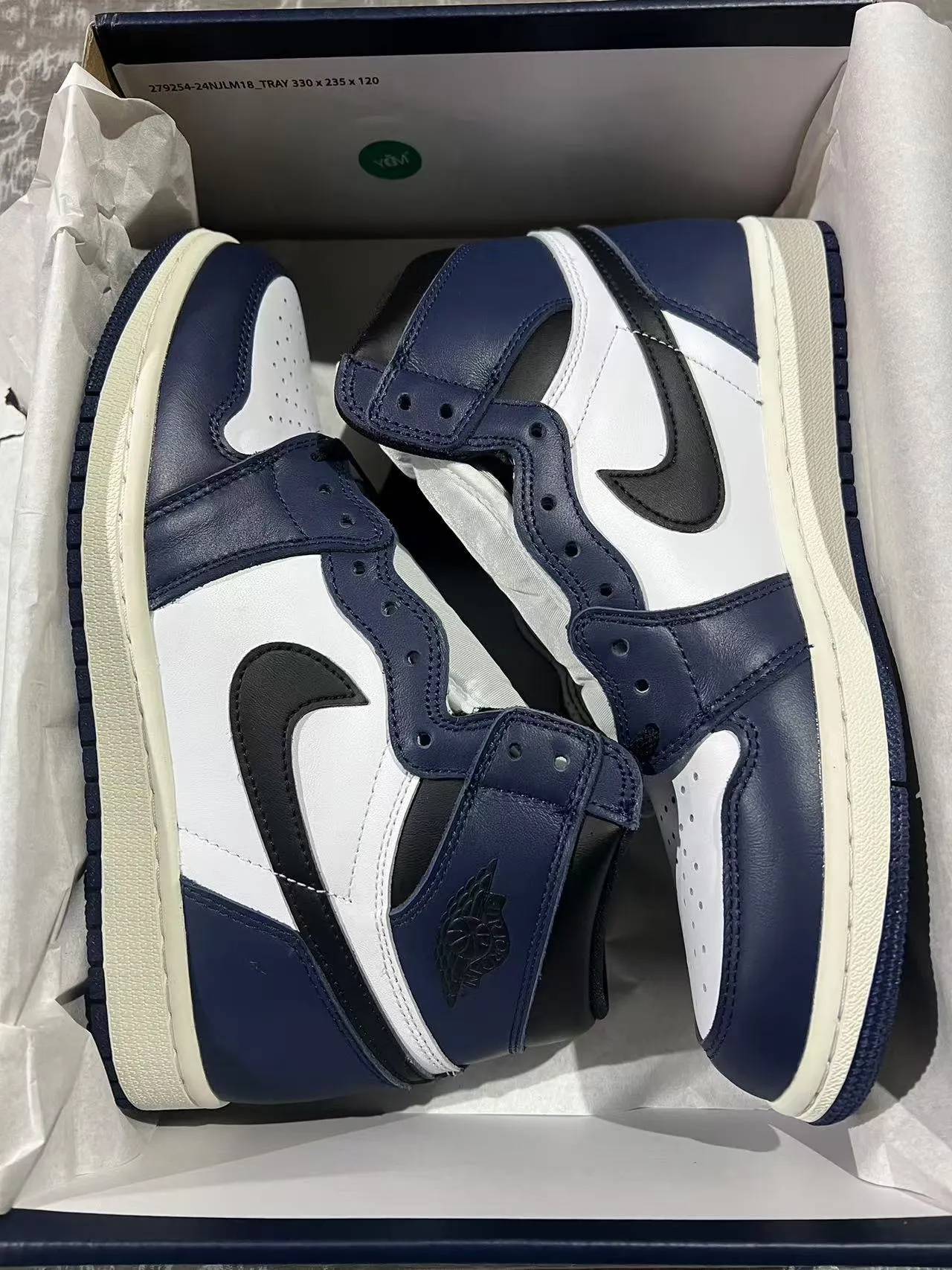 Chaussures de basketball Air Jordan 1 bleu marine, blanc et noir 9