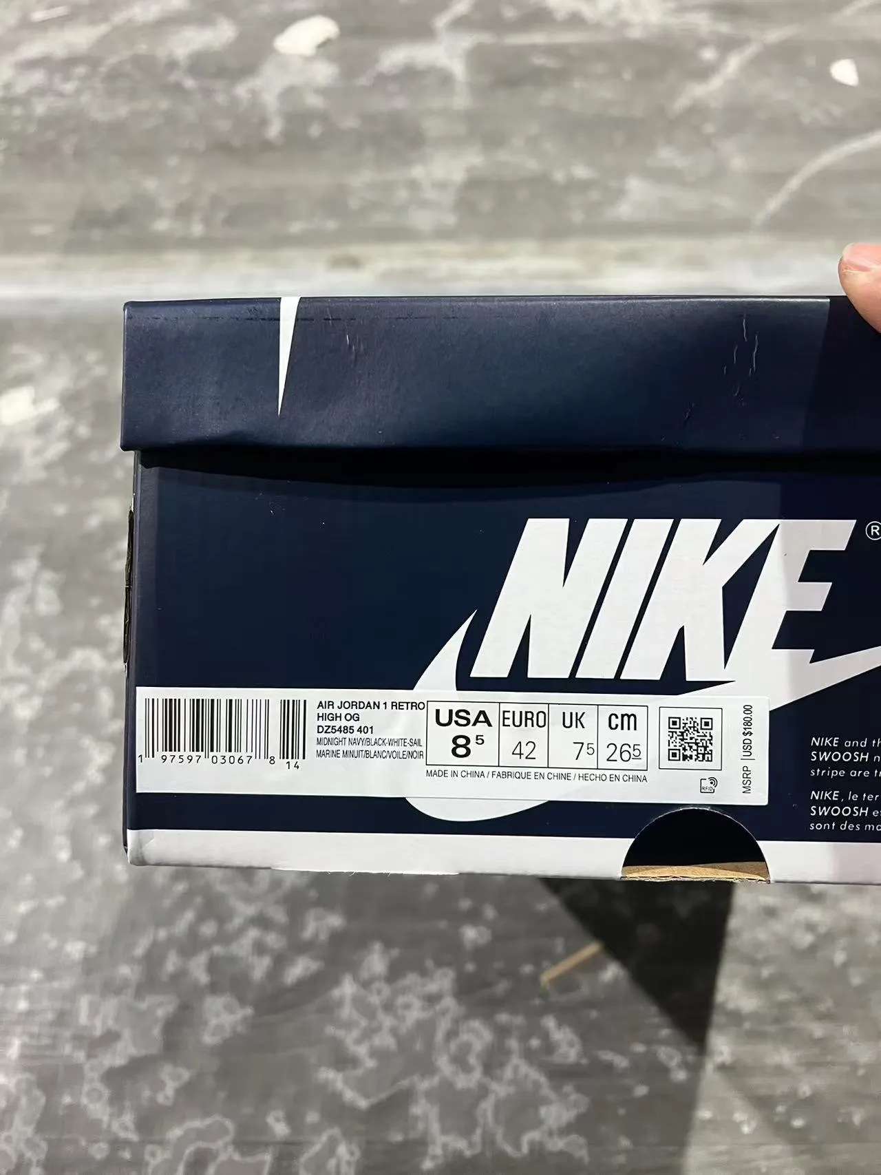 Chaussures de basketball Air Jordan 1 bleu marine, blanc et noir 10