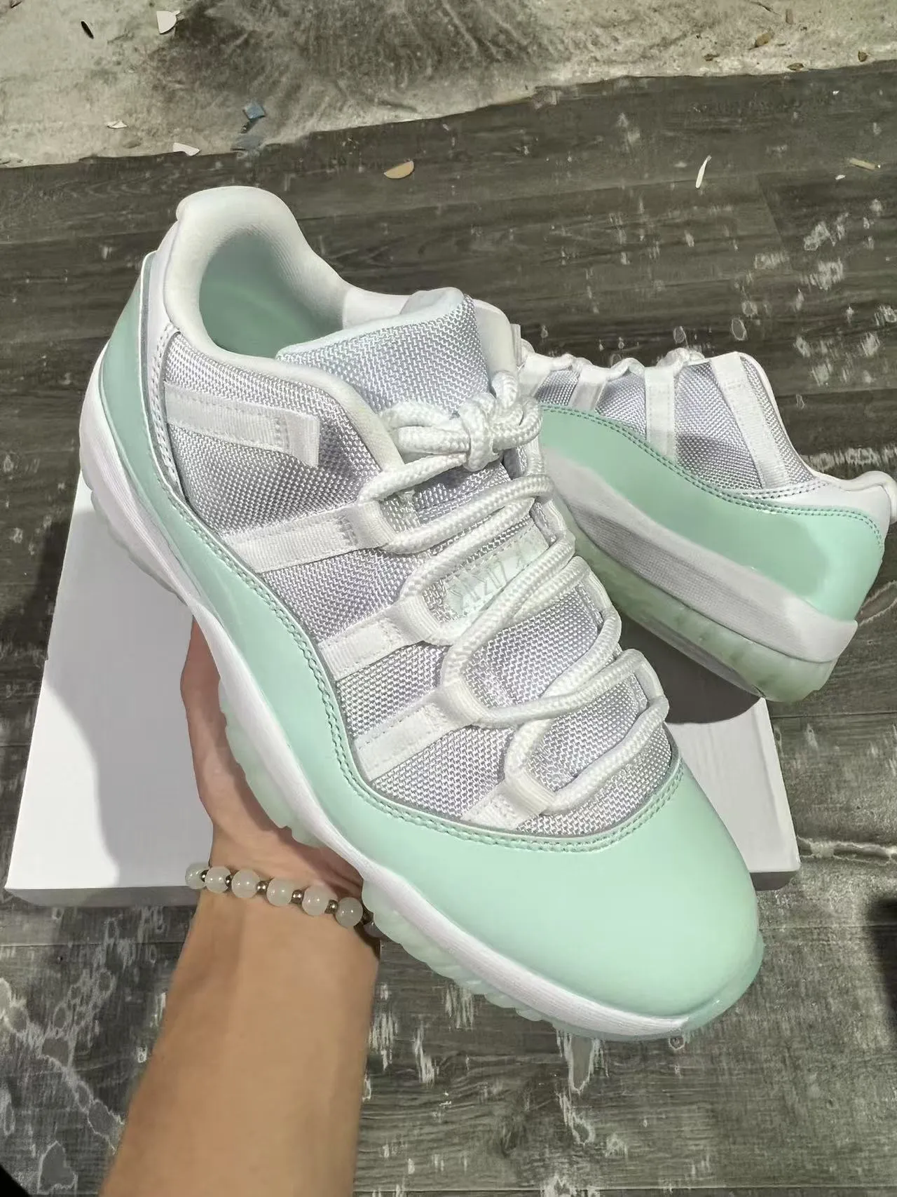 Tênis de basquete Air Jordan 11 de couro envernizado verde menta 2