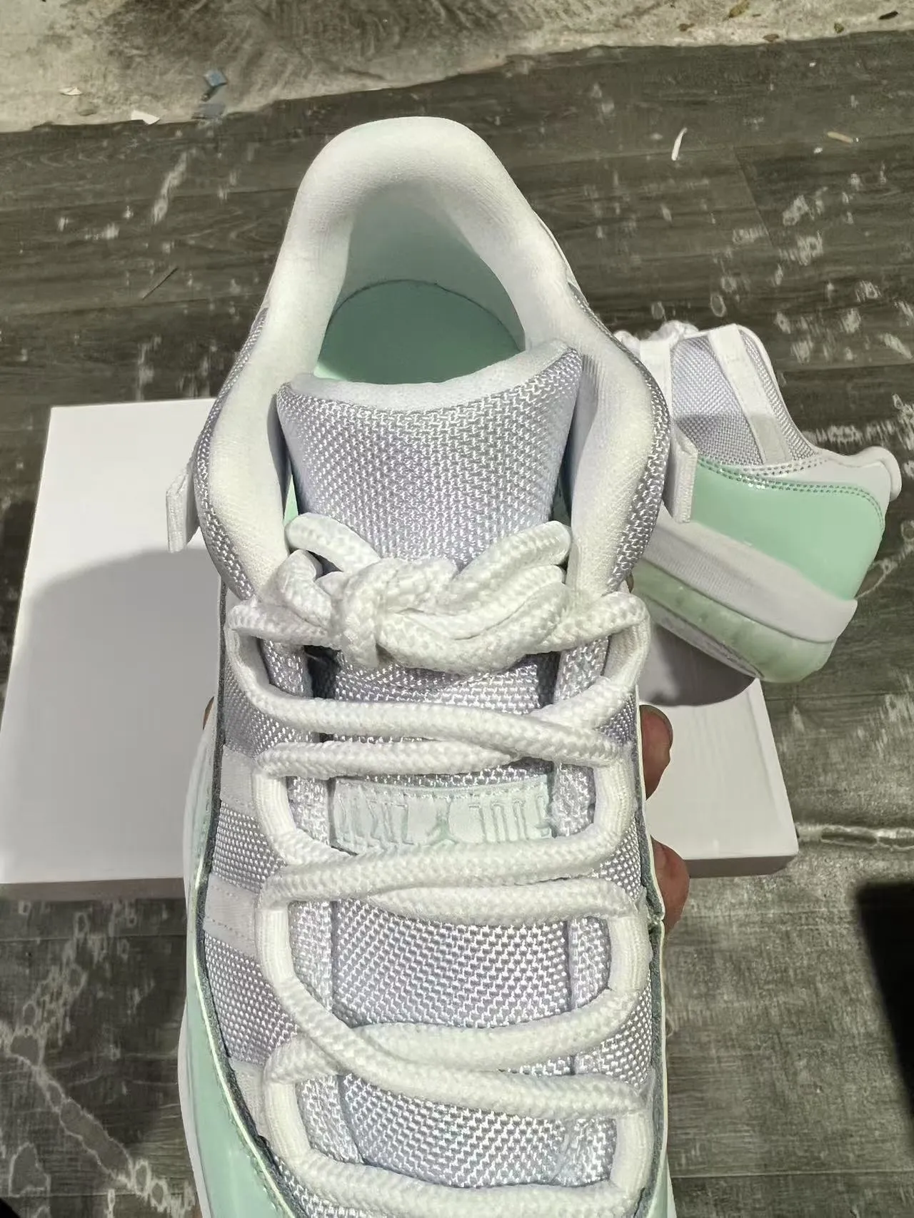 Tênis de basquete Air Jordan 11 de couro envernizado verde menta 4