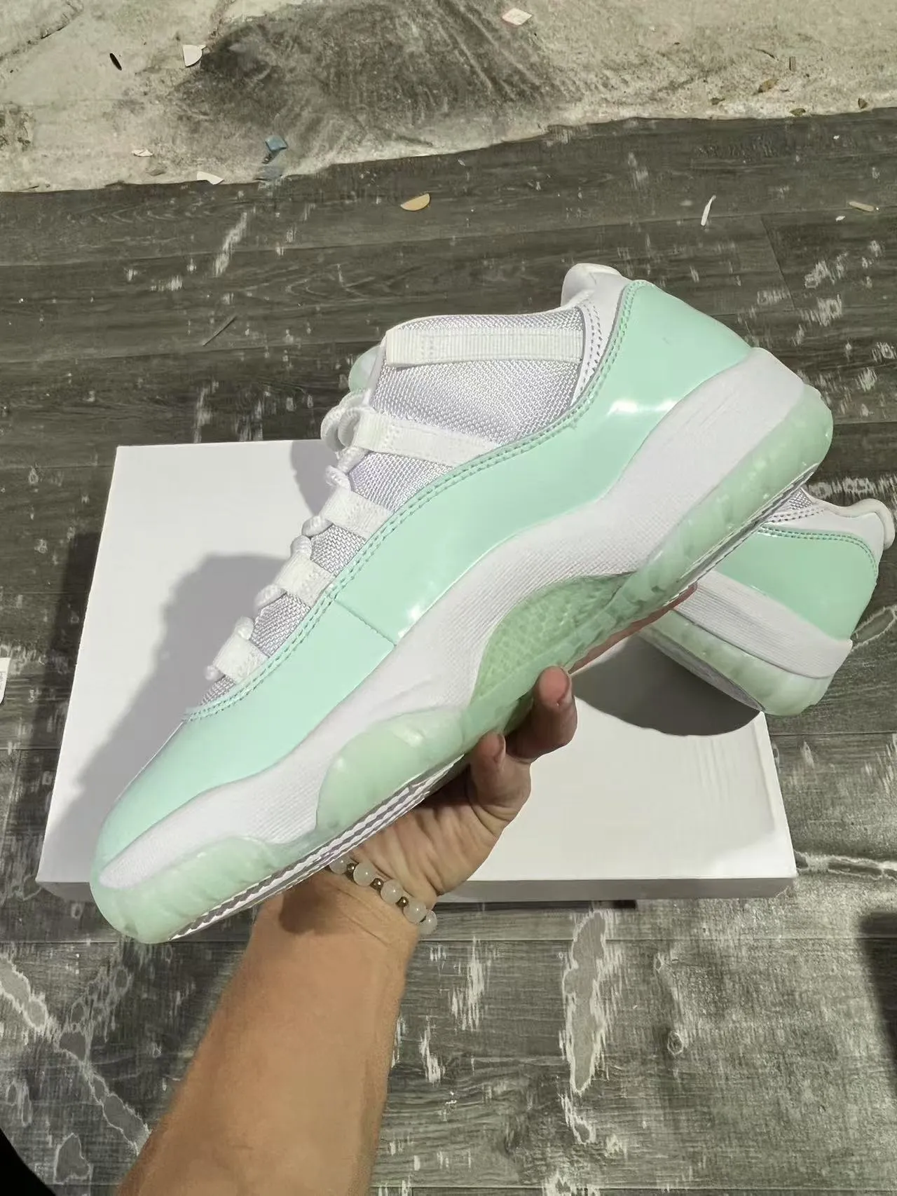 Tênis de basquete Air Jordan 11 de couro envernizado verde menta 5
