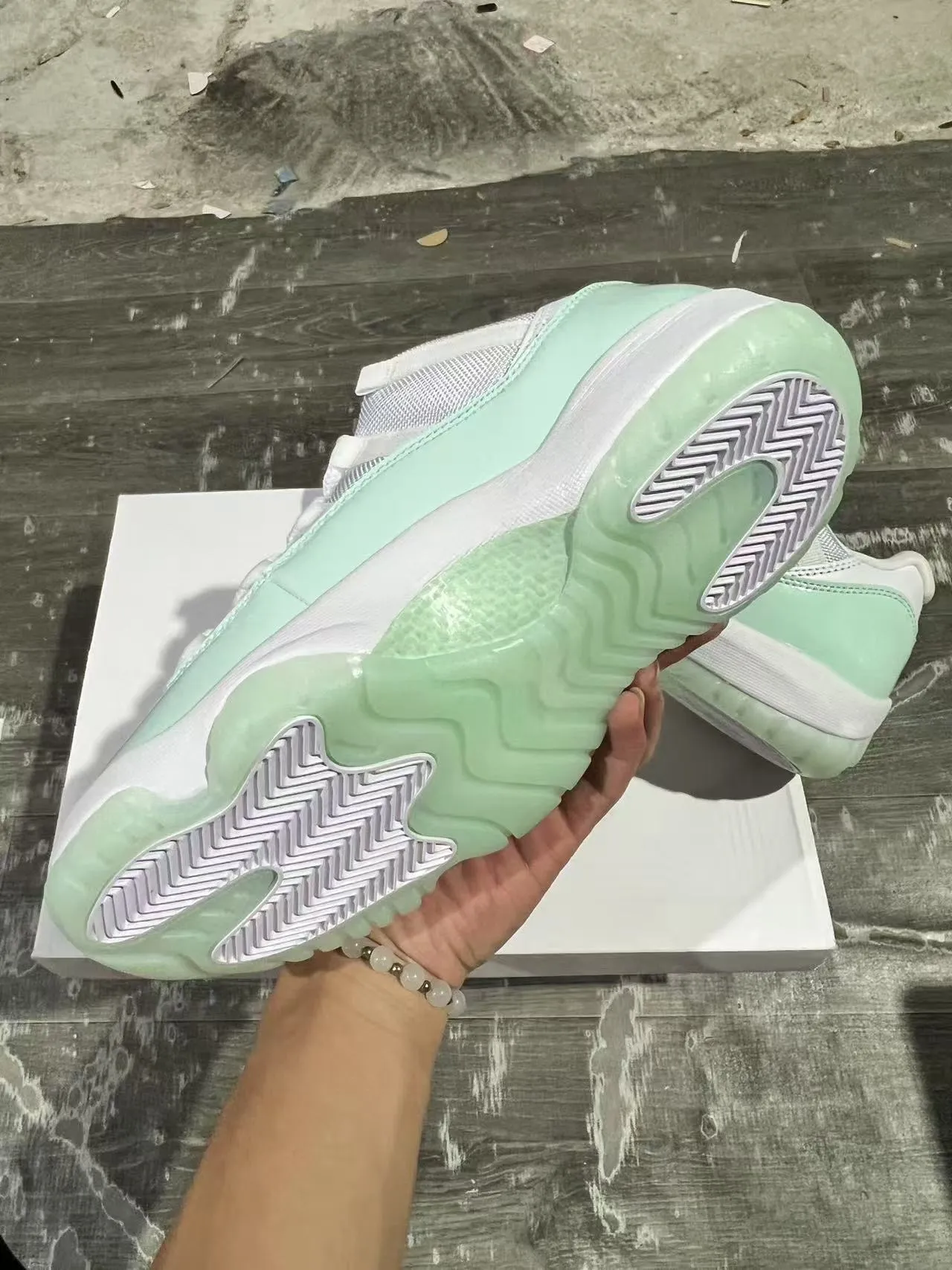 Tênis de basquete Air Jordan 11 de couro envernizado verde menta 6
