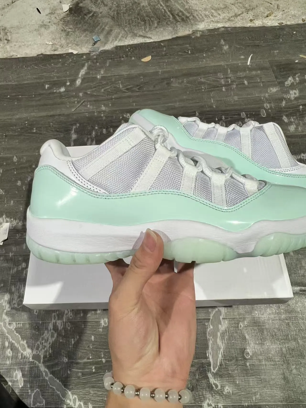 Tênis de basquete Air Jordan 11 de couro envernizado verde menta 7