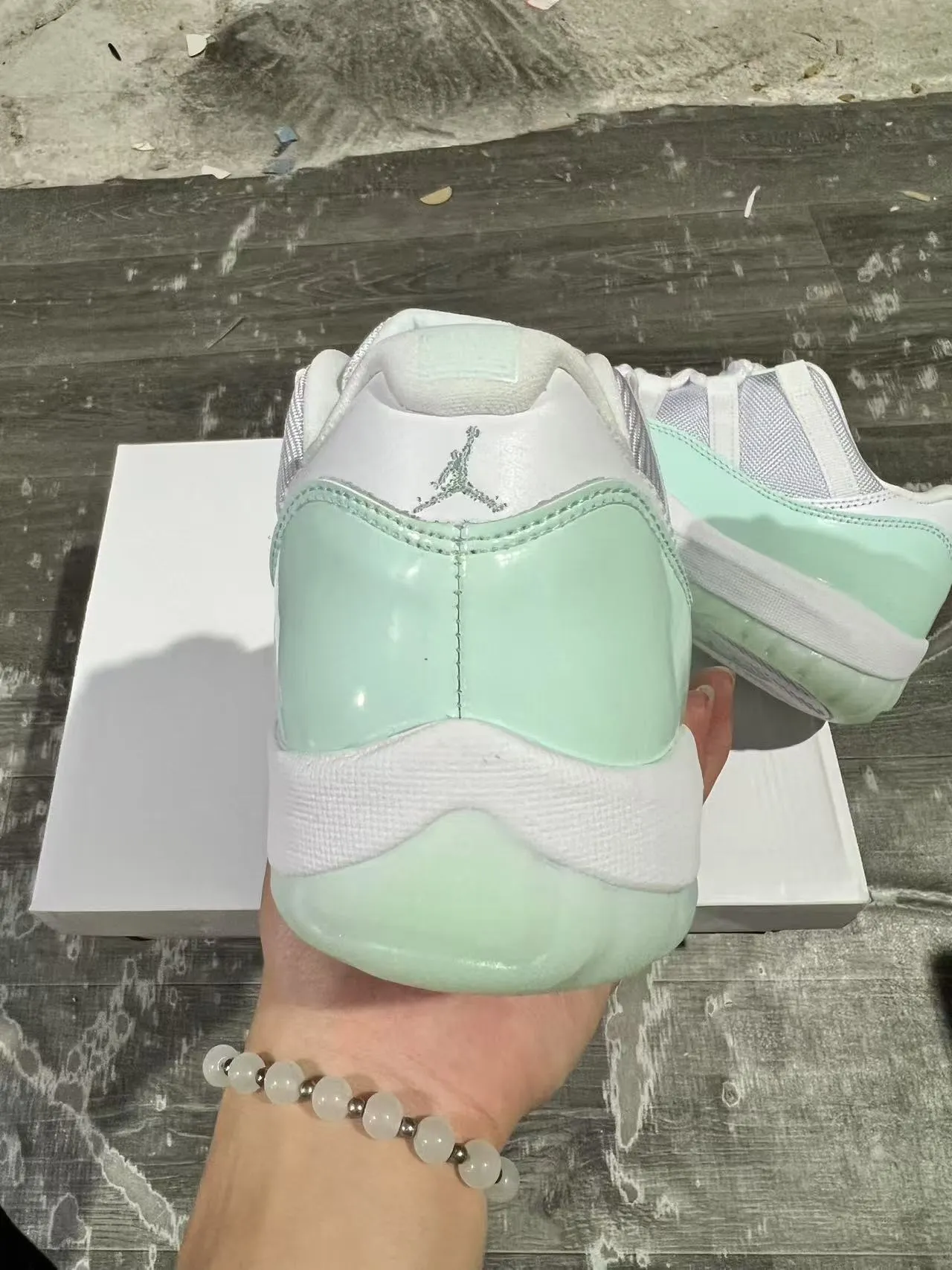 Tênis de basquete Air Jordan 11 de couro envernizado verde menta 8