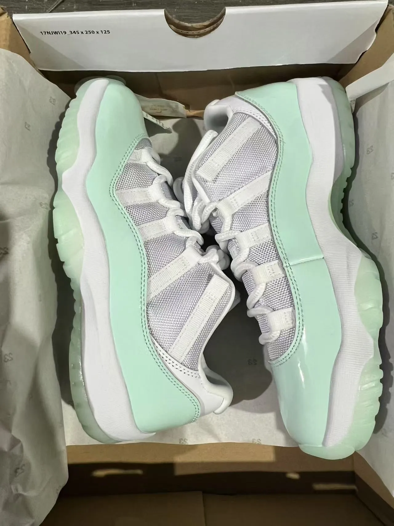 Tênis de basquete Air Jordan 11 de couro envernizado verde menta 9